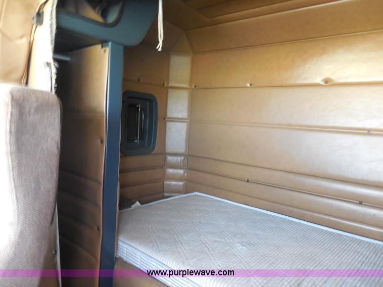 image for item G8969 2000 Peterbilt 377 semi truck