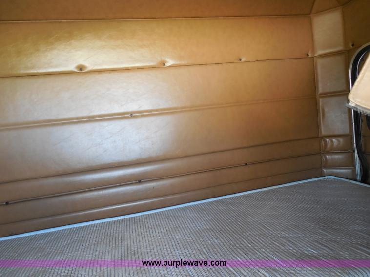 image for item G8969 2000 Peterbilt 377 semi truck