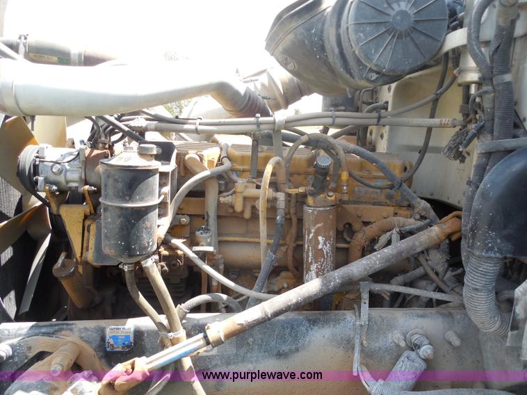 image for item G8969 2000 Peterbilt 377 semi truck