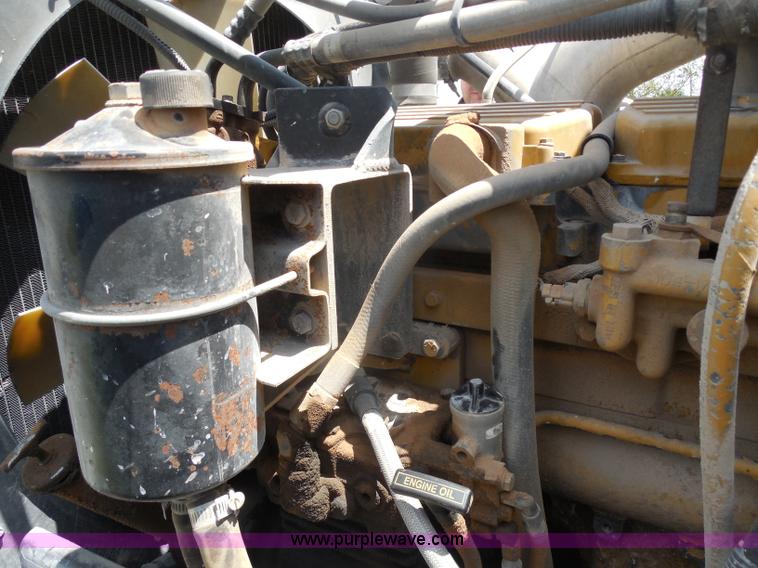 image for item G8969 2000 Peterbilt 377 semi truck