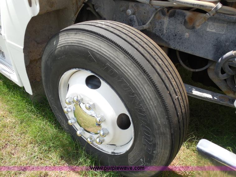 image for item G8969 2000 Peterbilt 377 semi truck