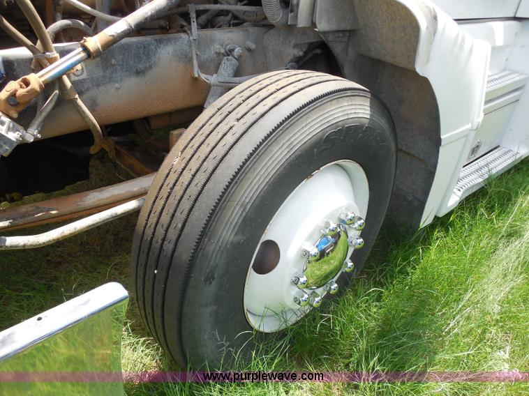 image for item G8969 2000 Peterbilt 377 semi truck