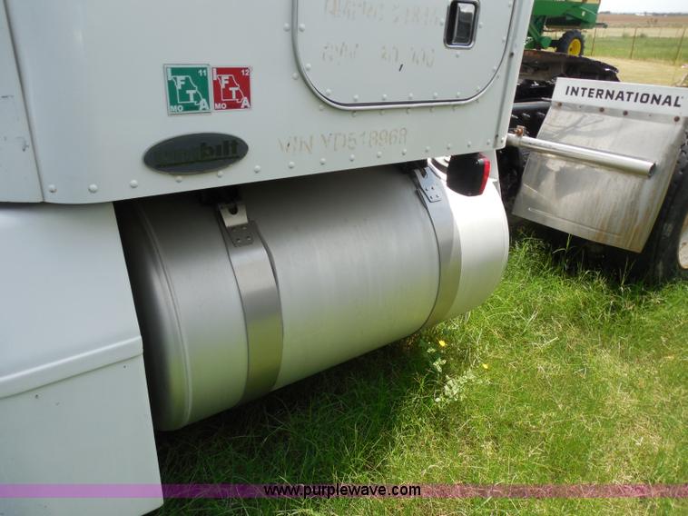 image for item G8969 2000 Peterbilt 377 semi truck