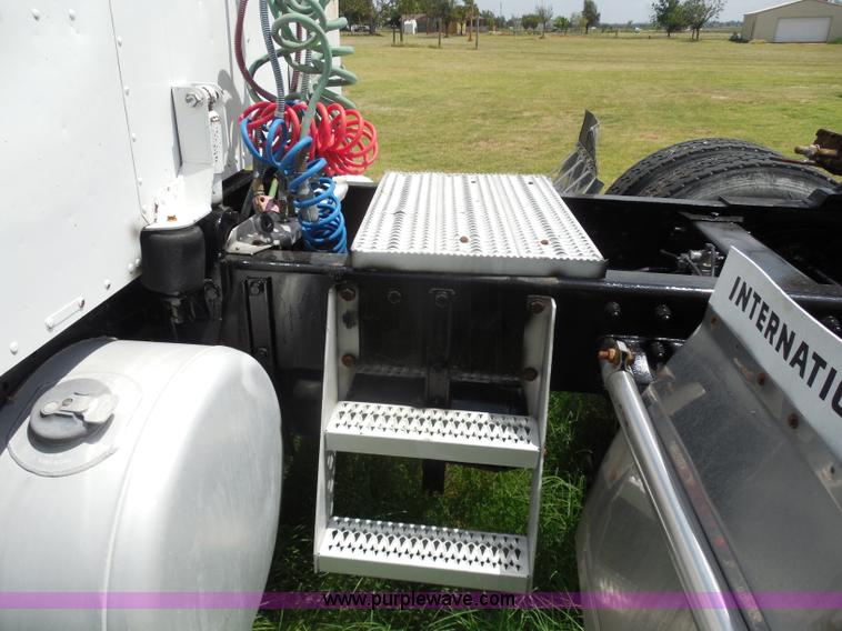 image for item G8969 2000 Peterbilt 377 semi truck