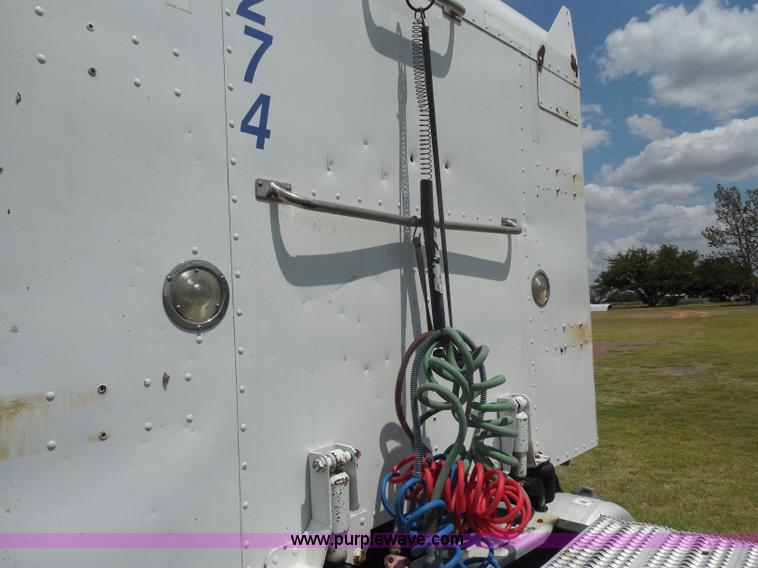 image for item G8969 2000 Peterbilt 377 semi truck