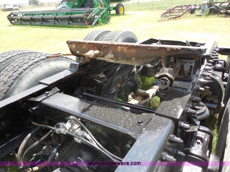 image for item G8969 2000 Peterbilt 377 semi truck