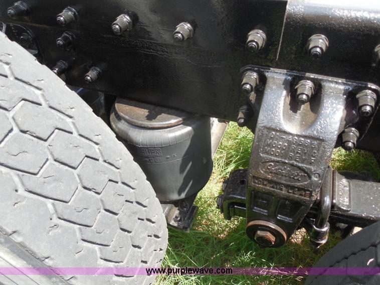 image for item G8969 2000 Peterbilt 377 semi truck