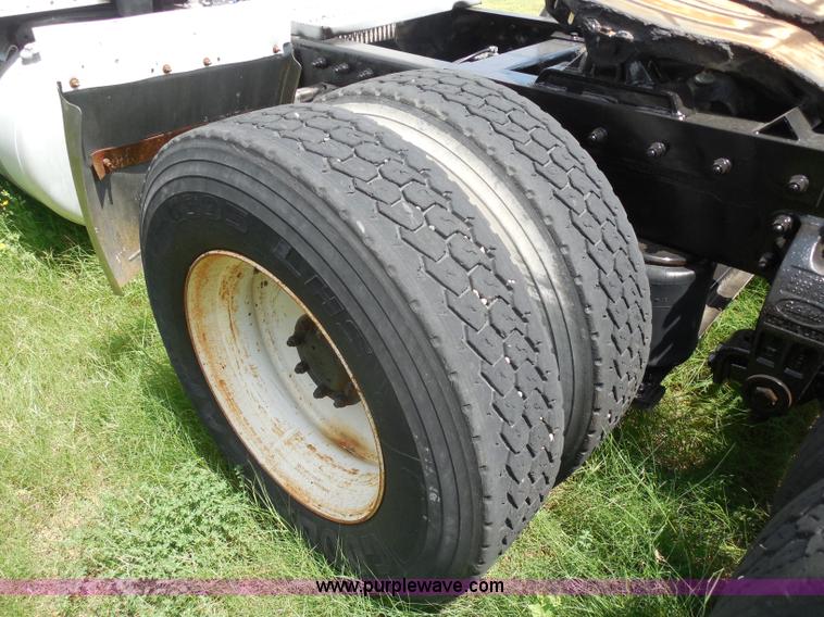 image for item G8969 2000 Peterbilt 377 semi truck