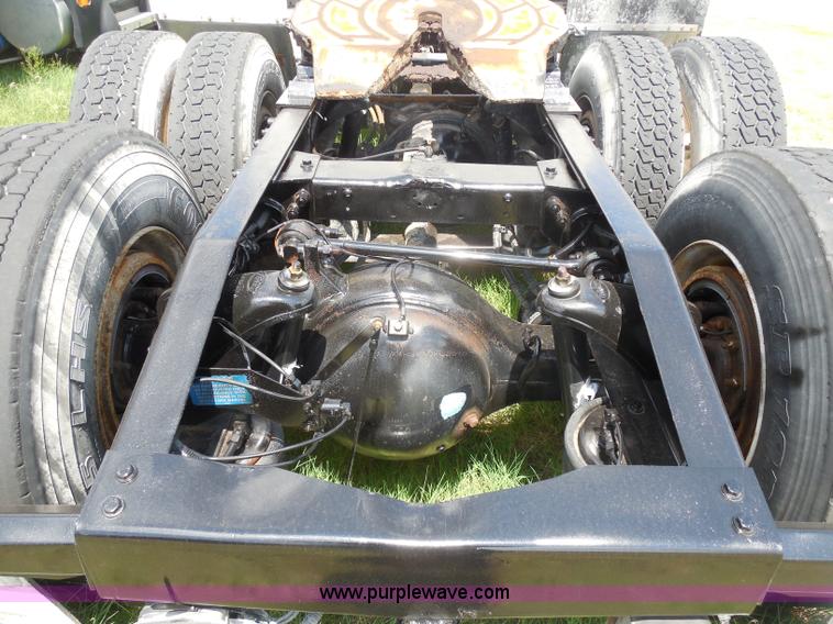 image for item G8969 2000 Peterbilt 377 semi truck