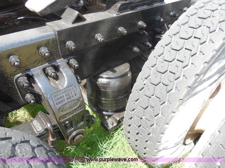 image for item G8969 2000 Peterbilt 377 semi truck