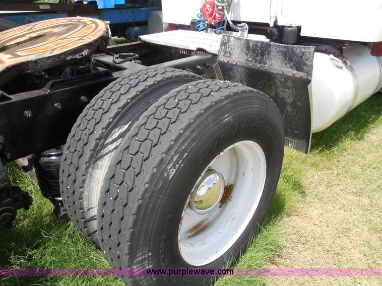 image for item G8969 2000 Peterbilt 377 semi truck