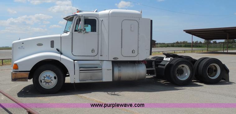 image for item G8970 1999 Peterbilt 377 semi truck