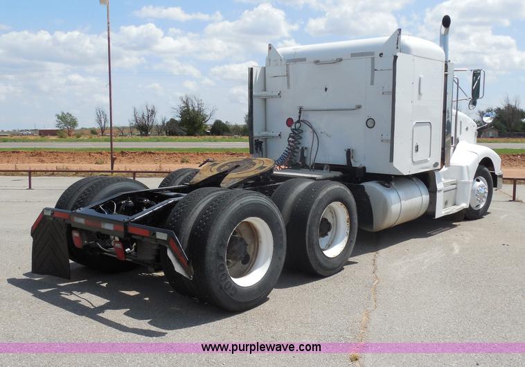 image for item G8970 1999 Peterbilt 377 semi truck