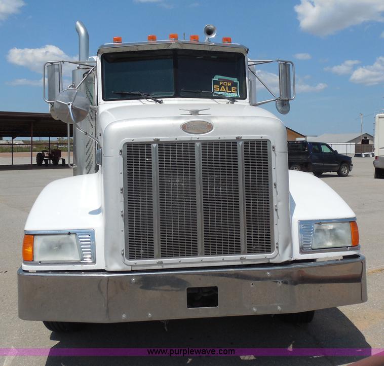 image for item G8970 1999 Peterbilt 377 semi truck