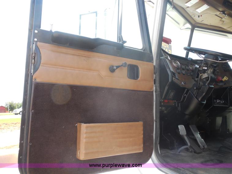 image for item G8970 1999 Peterbilt 377 semi truck