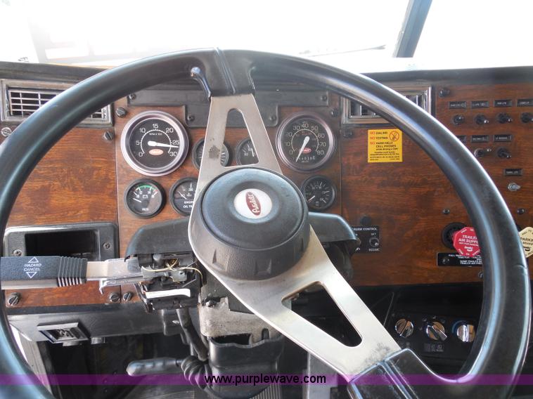 image for item G8970 1999 Peterbilt 377 semi truck