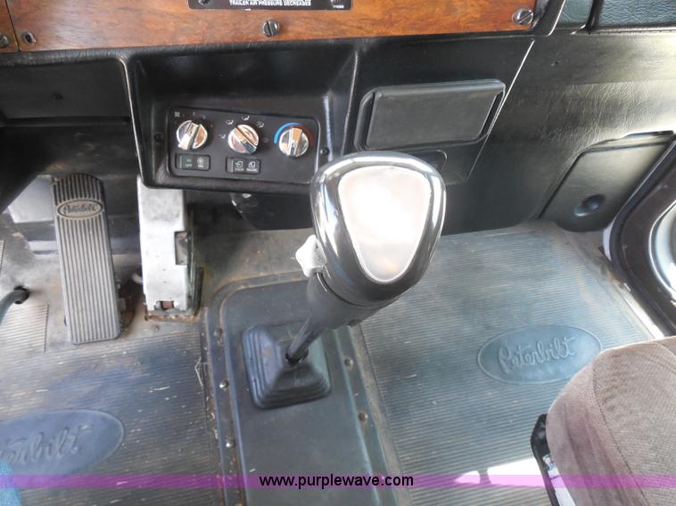 image for item G8970 1999 Peterbilt 377 semi truck