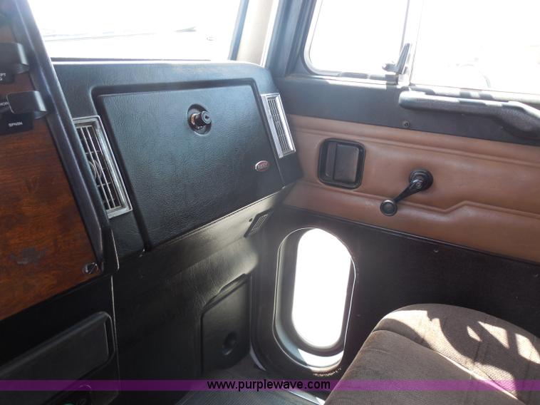 image for item G8970 1999 Peterbilt 377 semi truck