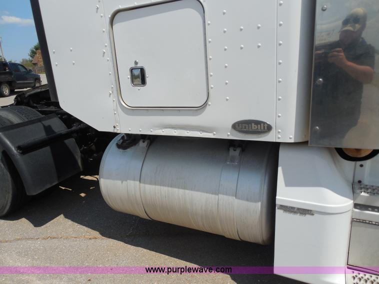 image for item G8970 1999 Peterbilt 377 semi truck