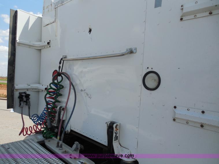 image for item G8970 1999 Peterbilt 377 semi truck