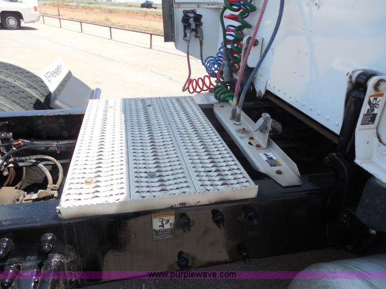 image for item G8970 1999 Peterbilt 377 semi truck