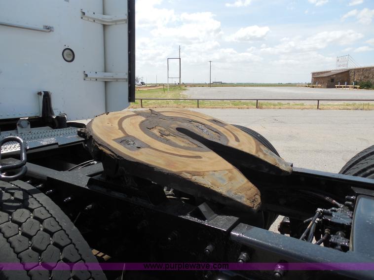 image for item G8970 1999 Peterbilt 377 semi truck