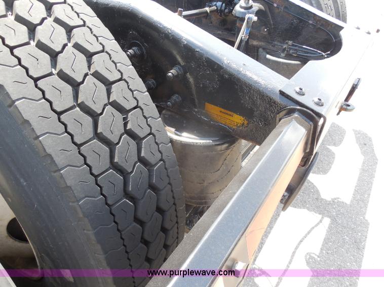 image for item G8970 1999 Peterbilt 377 semi truck