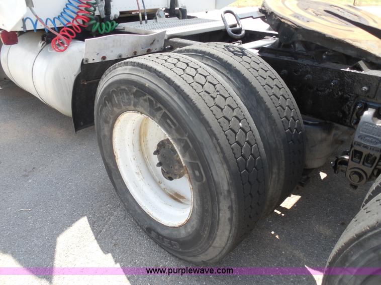 image for item G8970 1999 Peterbilt 377 semi truck