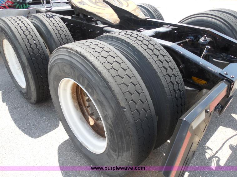 image for item G8970 1999 Peterbilt 377 semi truck