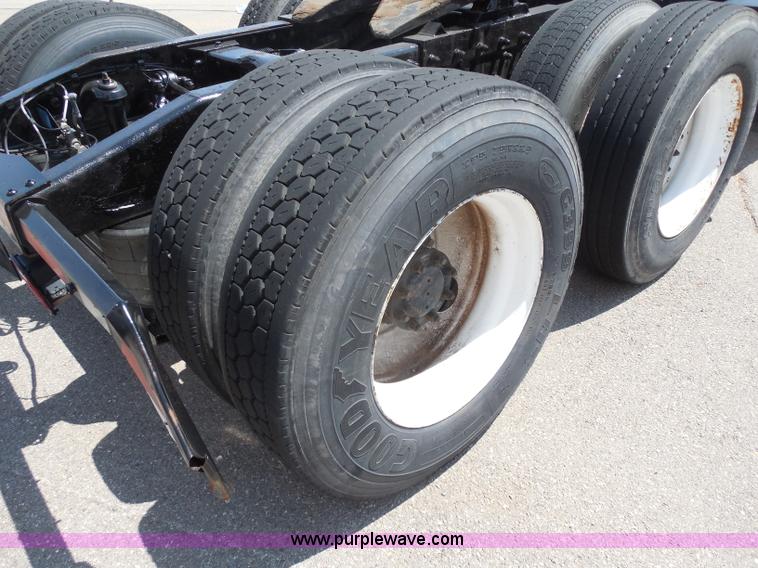 image for item G8970 1999 Peterbilt 377 semi truck