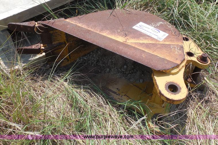 image for item I1431 16"W three tooth bucket