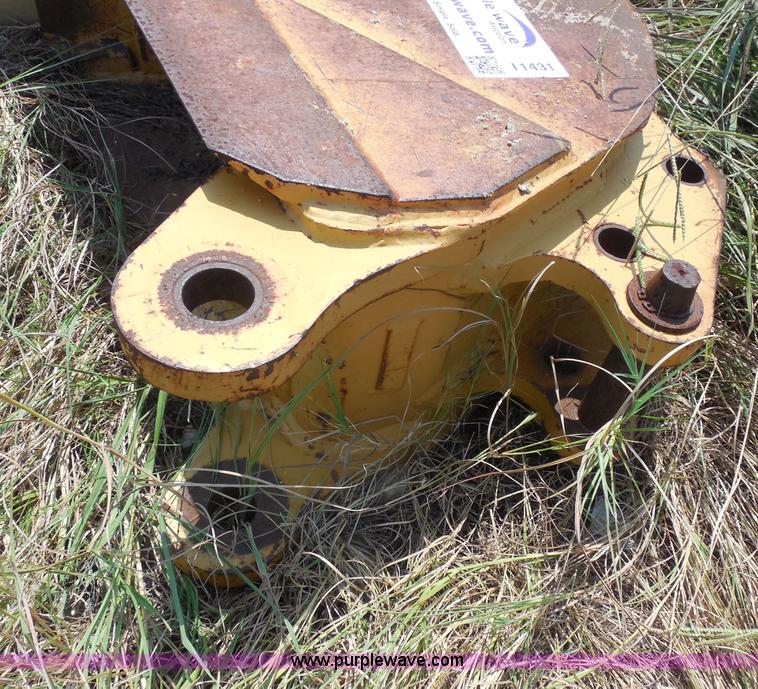 image for item I1431 16"W three tooth bucket