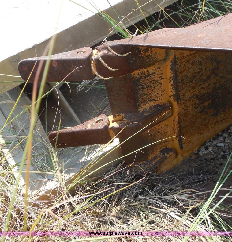 image for item I1431 16"W three tooth bucket