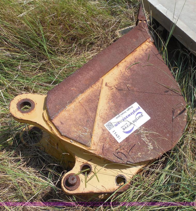 image for item I1431 16"W three tooth bucket