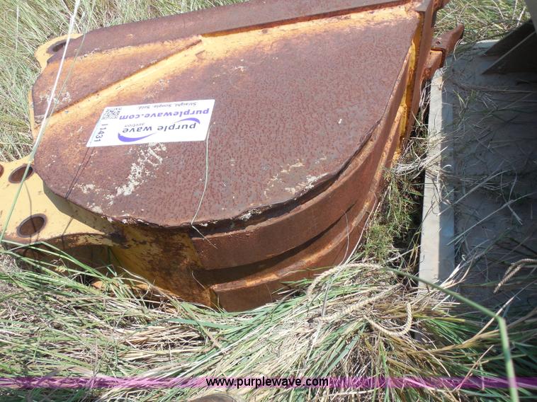 image for item I1431 16"W three tooth bucket