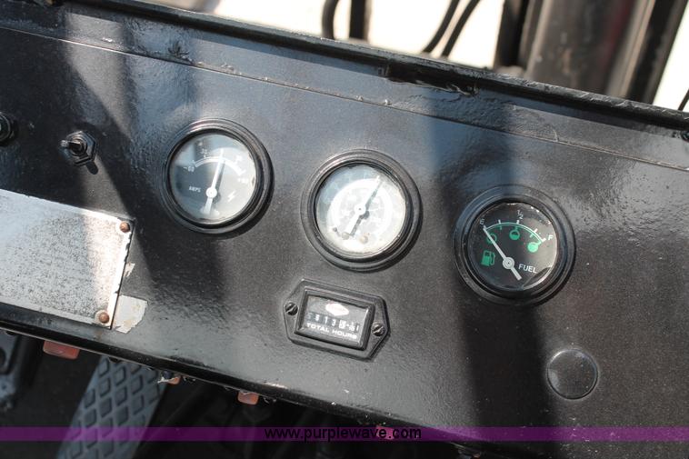 image for item I7752 1992 Taylor TE2505 Big Red lift truck