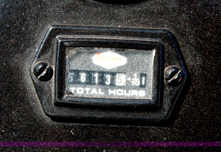 image for item I7752 1992 Taylor TE2505 Big Red lift truck