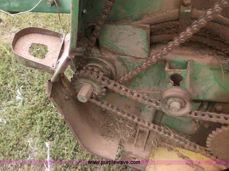 image for item M9263 John Deere 530 round baler