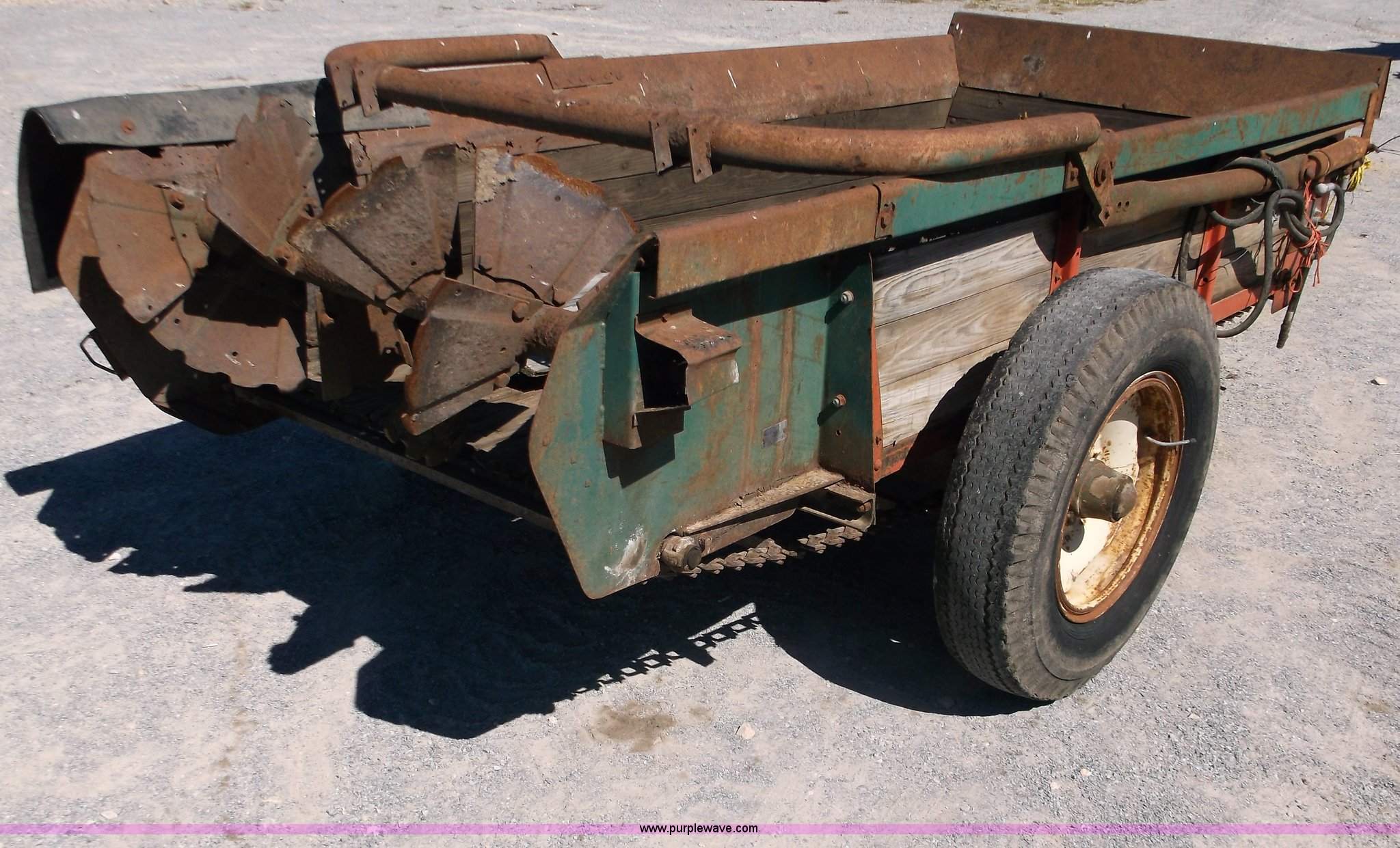 New Idea 217 manure spreader in Gravette, AR Item M9271 sold Purple