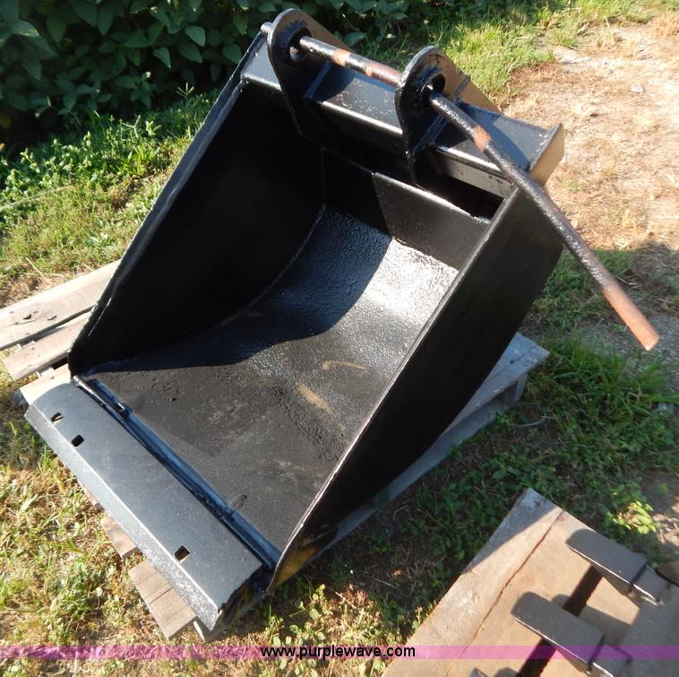 24" backhoe bucket in Hardin, MO Item B5816 sold Purple Wave