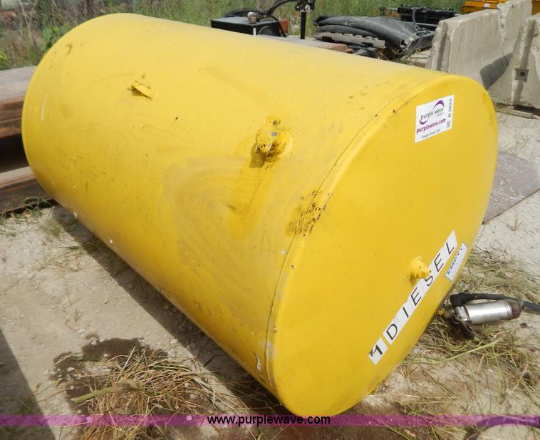 image for item B5833 Approximately 550 gallon fuel tank