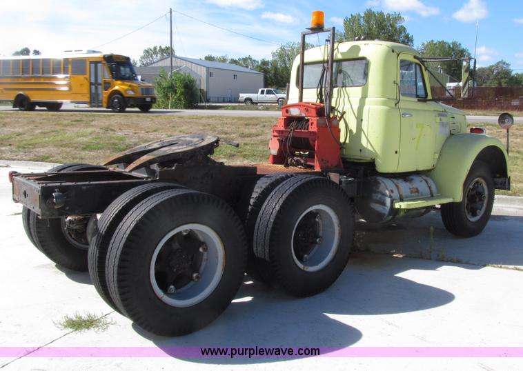 image for item E4519 1960 International R190 semi truck