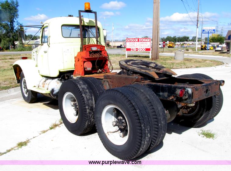 image for item E4519 1960 International R190 semi truck