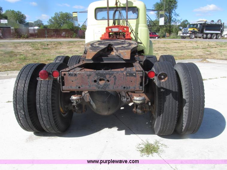 image for item E4519 1960 International R190 semi truck