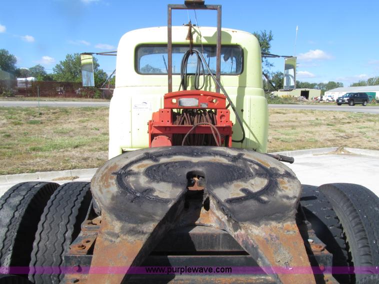 image for item E4519 1960 International R190 semi truck