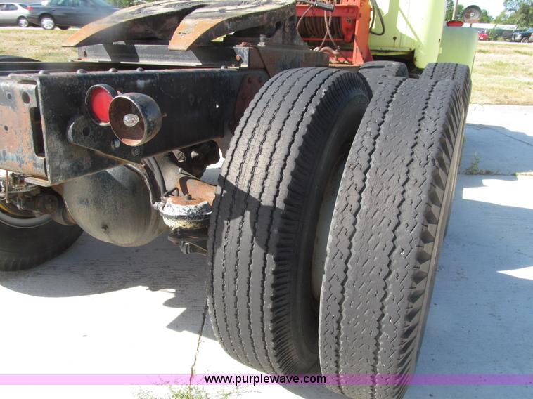 image for item E4519 1960 International R190 semi truck