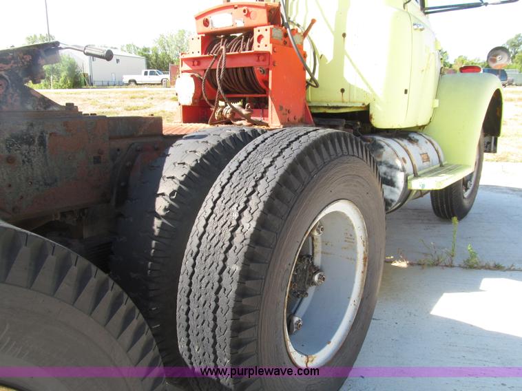image for item E4519 1960 International R190 semi truck