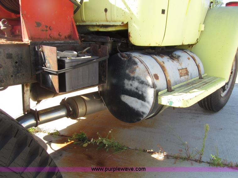 image for item E4519 1960 International R190 semi truck