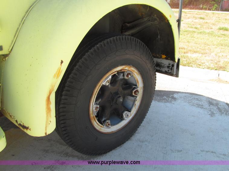 image for item E4519 1960 International R190 semi truck