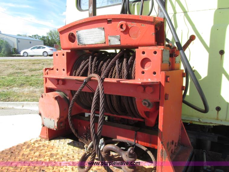 image for item E4519 1960 International R190 semi truck